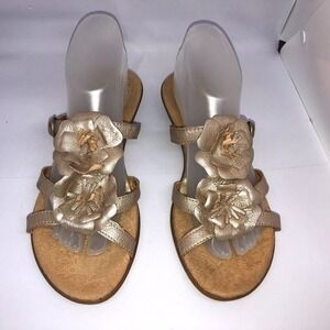 BOC Born Concept Slip On Leather Sandals Beige Goldtone Rosette Floral 8/39 M/W